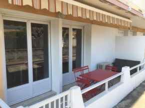 Appartement 2 pièces RDC avec terrasse, climatisation et parking proche plage et commerces - FR-1-307-127